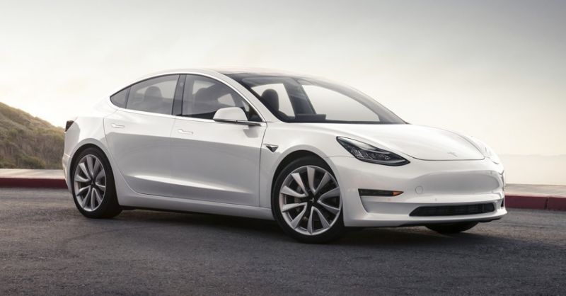 Серийный электромобиль Tesla Model 3